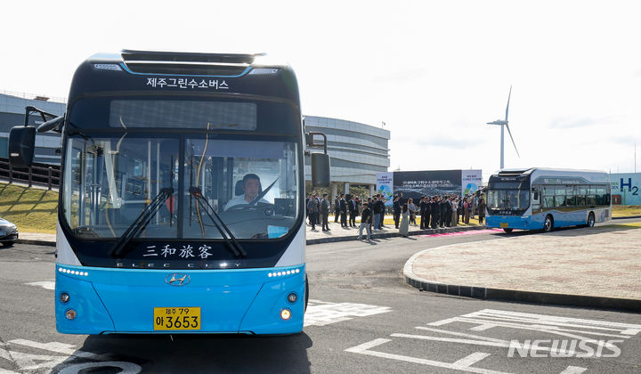 [제주=뉴시스] 우장호 기자 = 23일 오후 제주시 구좌읍 행원리 CFI 미래관에 조성된 3㎿ 그린수소 생산시설에서 시범 운행을 마치고 정식 개통한 수소버스가 도로 위를 달리고 있다. 2023.10.23. woo1223@newsis.com