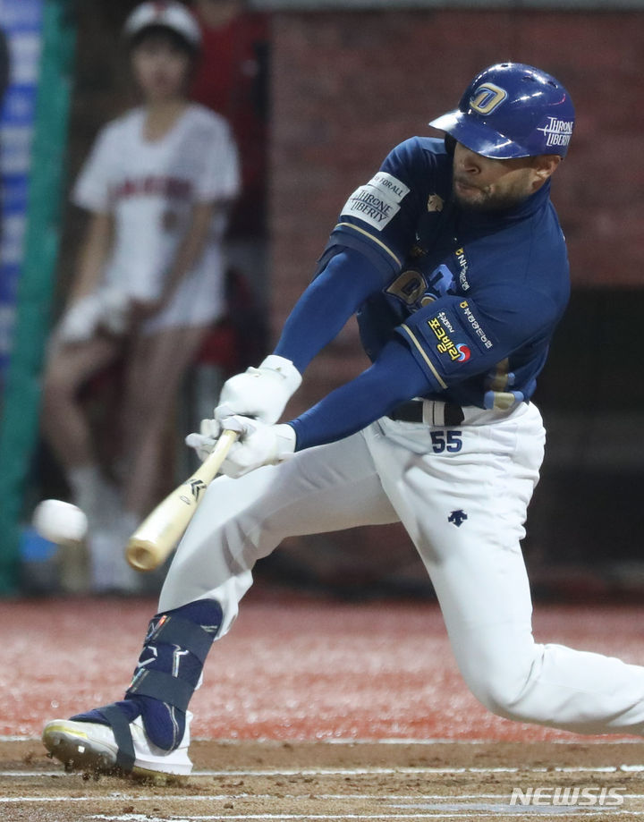 [인천=뉴시스] 황준선 기자 = 23일 오후 인천 SSG랜더스필드에서 열린 2023 KBO 포스트시즌 준플레이오프 NC다이노스와 SSG 랜더스의 2차전 경기, 1회초 1사 1,2루 상황 NC 마틴이 1타점 적시타를 치고 있다. 2023.10.23. hwang@newsis.com