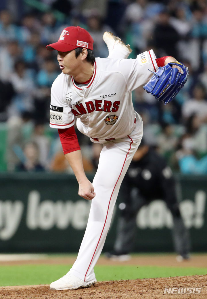 [인천=뉴시스] 조성우 기자 = 23일 오후 인천 SSG랜더스필드에서 열린 2023 KBO 포스트시즌 준플레이오프 NC다이노스와 SSG 랜더스의 2차전 경기, SSG 투수 문승원이 NC 4회초 공격 때 선발투수 김광현과 교체되어 마운드에 올라 역투하고 있다. 2023.10.23. xconfind@newsis.com
