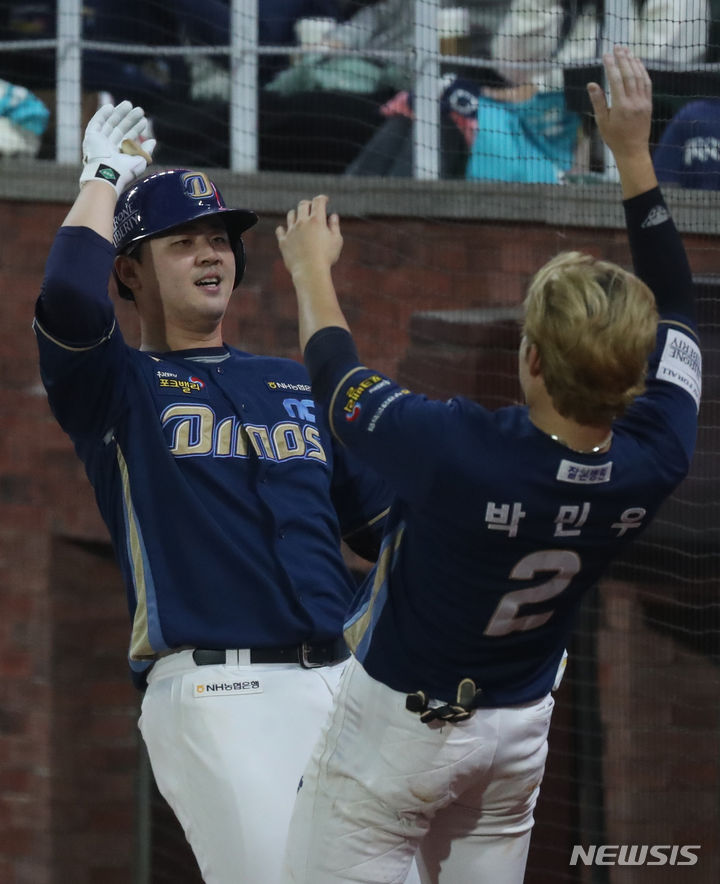 [인천=뉴시스] 황준선 기자 = 23일 오후 인천 SSG랜더스필드에서 열린 2023 KBO 포스트시즌 준플레이오프 NC다이노스와 SSG 랜더스의 2차전 경기, 8회 초 무사 주자 없는 상황 NC 김형준이 솔로 홈런을 친 뒤 더그아웃으로 들어오며 박민우와 하이파이브를 하고 있다. 2023.10.23. hwang@newsis.com