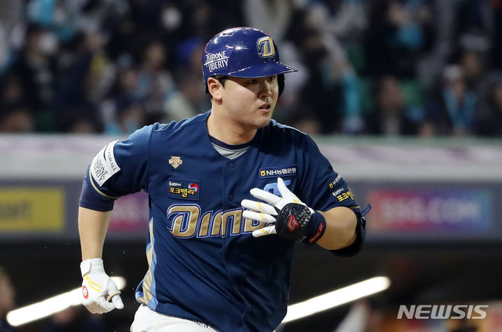 [인천=뉴시스] 조성우 기자 = 23일 오후 인천 SSG랜더스필드에서 열린 2023 KBO 포스트시즌 준플레이오프 NC다이노스와 SSG 랜더스의 2차전 경기, 8회초 무사 주자없는 상황 NC 김형준이 솔로 홈런을 때린 뒤 그라운드를 돌고 있다. 2023.10.23. xconfind@newsis.com
