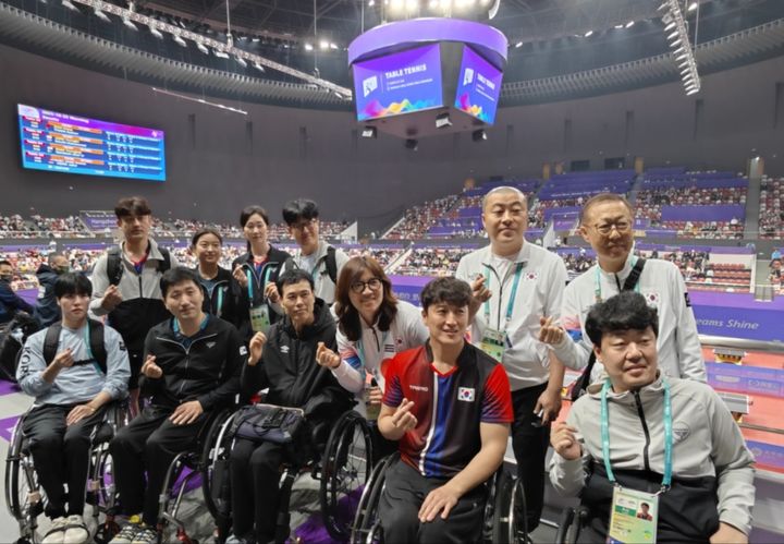 [서울=뉴시스] 장미란 문체부 제2차관과 한국 선수단(사진=문체부 제공) *재판매 및 DB 금지