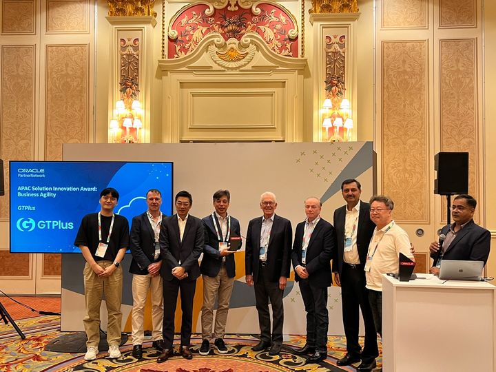 지티플러스 관계자 및 오라클 관계자들이 9월 미국 라스베이거스에서 개최된 ‘오라클 클라우드 월드 2023’에서 ‘오라클 APAC 파트너 솔루션 혁신 어워드’ 시상식을 진행하고 기념 촬영하고 있다. (사진=지티플러스 제공) *재판매 및 DB 금지