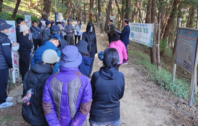 [거제=뉴시스] 거제시의회 이태열 의원이 고현근린공원에서 맨발걷기 활성화를 위한 시민공청회를 했다. *재판매 및 DB 금지