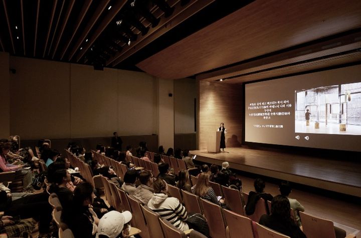 23일 리움미술관 다문화가정 초청 관람 행사에서 곽준영 전시기획실장이 전시해설을 진행하고 있다.  *재판매 및 DB 금지