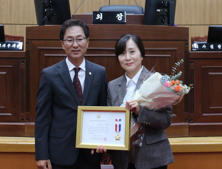 [보은=뉴시스] 안성수 기자 = 장은영 충북 보은군의회 의원이 24일 의회 본회의장에서 최부림 의장에게 '대한민국지방의정봉사상'을 전수받은 뒤 기념촬영을 하고 있다. (사진=보은군의회 제공) 2023.10.24. photo@newsis.com *재판매 및 DB 금지