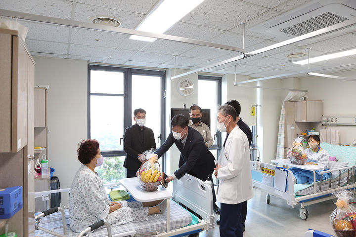 여수시 김태횡 교육복지국장과 여천NCC 노대영 총괄 공장장 등 6명이 23일 무릎 인공 관절 수술을 마치고 퇴원을 앞둔 환자들을 찾아 병문안하고 있다. 여수시 제공 *재판매 및 DB 금지