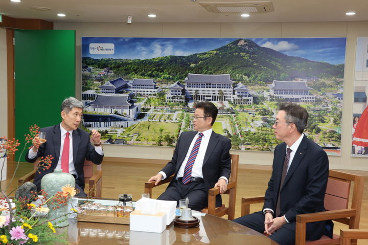 [포항=뉴시스] 강진구 기자 = 이강덕 포항시장이 지난 23일 ‘2023년 경북도민의 날’ 행사 직후 이철우 경북도지사를 만나 지역의 주요 현안에 대해 협조를 요청했다.(사진=포항시 제공) 2023.10.24.photo@newsis.com  *재판매 및 DB 금지