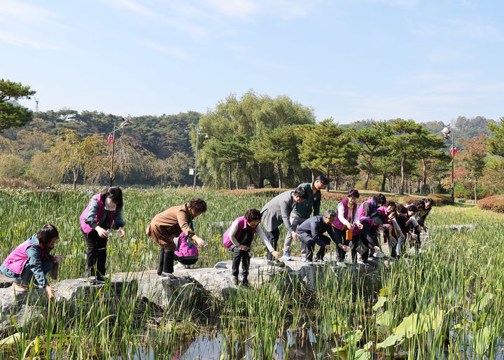 영양군 영양읍 삼지수변공원에서 애반딧불이 유충 1만 마리를 방사하고 있다. (사진=영양군 제공) *재판매 및 DB 금지