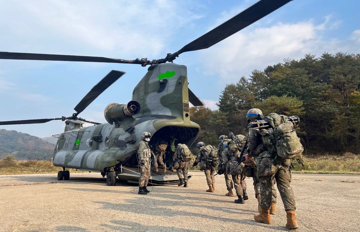 [음성=뉴시스] 강신욱 기자 = 육군 2신속대응사단 장병들이 24일 충북 음성군 일대에서 펼쳐진 호국훈련 연계 공중강습작전 목표지점을 확보하기 위해 시누크(CH-47) 헬기에 탑승하고 있다. (사진=육군 2신속대응사단 제공) 2023.10.24. photo@newsis.com *재판매 및 DB 금지