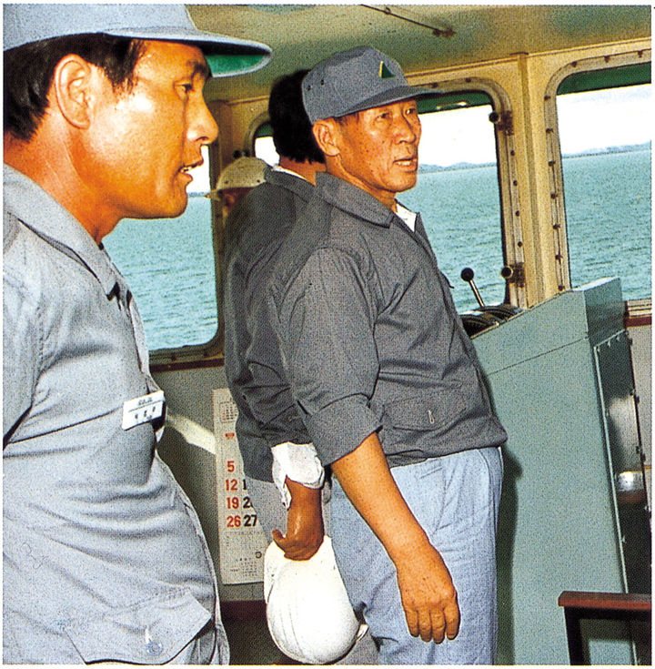 [서울=뉴시스] 현대자동차그룹이 경제 및 산업구조의 대전환을 추진하고 있는 중동에서 첨단 신사업으로 정주영 선대회장의 ‘중동신화’ 재현에 나서고 있다. 사진은 정주영 선대회장이 사우디아라비아 주베일 산업항 건설 현장을 둘러보며 현황을 점검하는 모습. (사진=현대차그룹 제공) 2023.10.24. photo@newsis.com *재판매 및 DB 금지