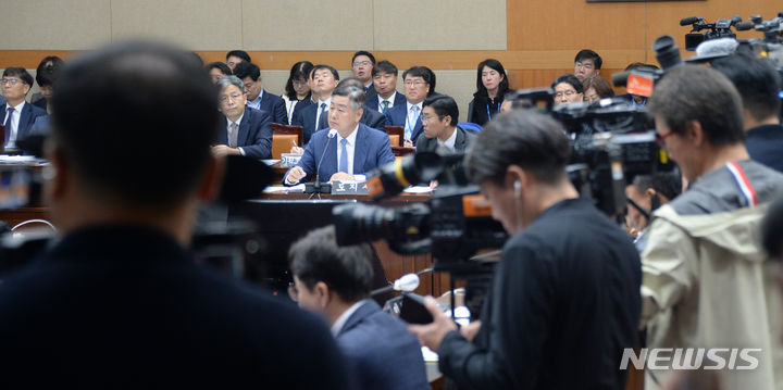 [전주=뉴시스] 김관영 전북도지사가 2023년 10월24일 전북 전주시 전북도청에서 열린 국회 행정안전위원회 전북도청 국정감사에서 질문을 듣고 있다. (사진=뉴시스 DB). photo@newsis.com 