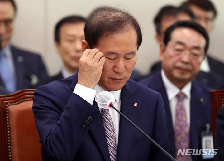 [서울=뉴시스] 이영환 기자 = 김동섭 한국석유공사 사장이 24일 오전 서울 여의도 국회에서 열린 산업통상자원중소벤처기업위원회 국정감사에서 얼굴을 만지고 있다. 2023.10.24. 20hwan@newsis.com