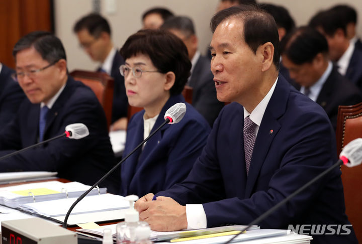 [서울=뉴시스] 이영환 기자 = 김동섭 한국석유공사 사장이 24일 오전 서울 여의도 국회에서 열린 산업통상자원중소벤처기업위원회 국정감사에서 의원들의 질의에 답하고 있다. 2023.10.24. 20hwan@newsis.com