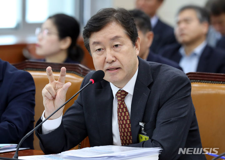 [서울=뉴시스] 이영환 기자 = 송형근 국립공원공단 이사장이 24일 오전 서울 여의도 국회에서 열린 환경노동위원회 국정감사에서 의원들의 질의에 답하고 있다. 2023.10.24. 20hwan@newsis.com