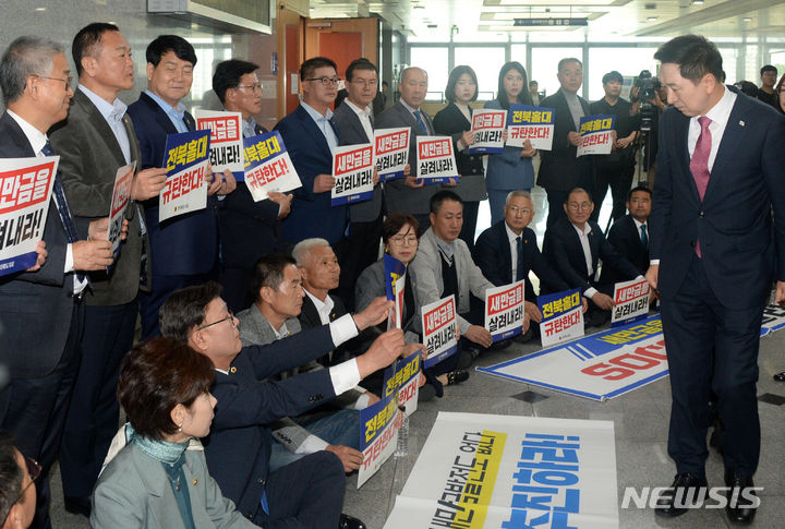 [전주=뉴시스] 김얼 기자 = 김기현 국민의힘 당대표가 24일 전북 전주시 전북도청에서 열린 국정감사에 참석해 새만금 사업 정상화를 촉구하는 전북도의회 의원들을 만나 인사를 나누고 있다. 2023.10.24. pmkeul@newsis.com