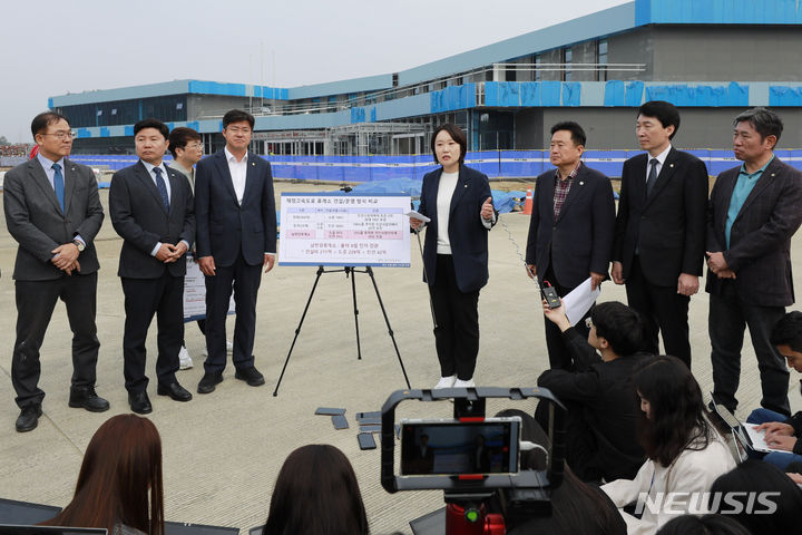 [양평=뉴시스] 최동준 기자 = 더불어민주당 국토교통위원회 소속 이소영 의원이 24일 경기 양평군 강상면 남한강 휴게소에서 민간업체 선정 과정 의혹 브리핑을 하고 있다. 2023.10.24. photocdj@newsis.com