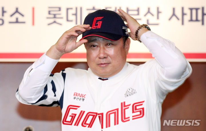[부산=뉴시스] 하경민 기자 = 프로야구 롯데자이언츠의 새 사령탑으로 선임된 김태형 감독이 24일 부산 부산진구 롯데호텔에서 열린 취임식에 참석, 유니폼과 모자를 착용하고 있다. 김 감독은 3년간 총액 24억원(계약금 6억원, 연봉 6억원)의 조건으로 계약을 체결했다. 2023.10.24. yulnetphoto@newsis.com