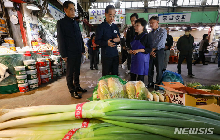 [서울=뉴시스] 황준선 기자 = 한덕수 국무총리가 24일 오후 서울 마포구 마포농수산물시장을 방문해 배추 와 대파 등 김장재료를 살펴보고 있다. 2023.10.24. hwang@newsis.com