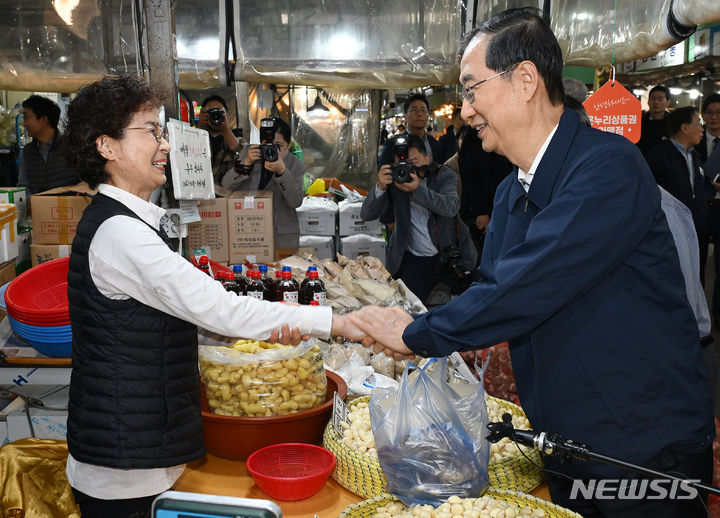 [서울=뉴시스] 황준선 기자 = 한덕수 국무총리가 24일 서울 마포구 마포농수산물시장을 방문해 상인과 인사하고 있다. 한 총리는 이날 농수산물 물가를 점검하고 상인들을 격려했다. (공동취재)2023.10.24. photo@newsis.com