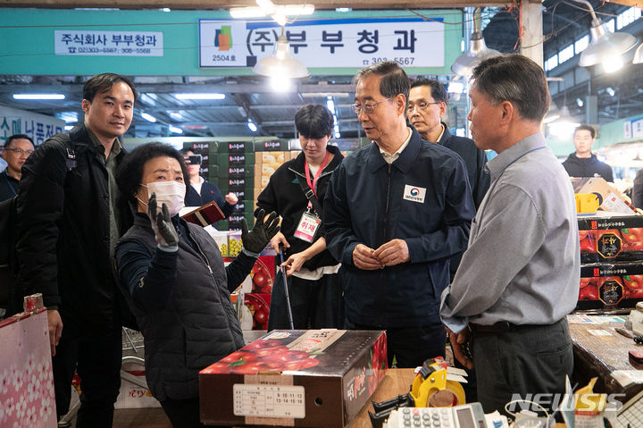 [서울=뉴시스] 황준선 기자 = 한덕수 국무총리가 24일 오후 서울 마포구 마포농수산물시장을 찾아 상인과 대화하고 있다. (공동취재) 2023.10.24. photo@newsis.com