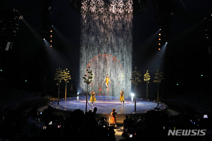 [서울=뉴시스] 박진희 기자 = 태양의서커스 '루치아(LUZIA)' 개막을 앞둔 24일 주요 쇼 장면의 아티스트들이 서울 송파구 잠실종합운동장 내 빅탑에서 프레스콜을 하고 있다. '태양의서커스' 아트의 정점이라고 불리는 '루치아'는 투어 공연 최초로 고난도 곡예에 '물'을 도입해 드라마틱하고 환상적인 예술의 경지를 선보이는 작품이다. 2023.10.24. pak7130@newsis.com