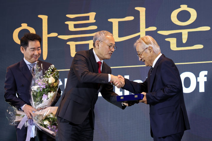 [서울=뉴시스] 홍효식 기자 = 유인촌 문화체육관광부 장관이 24일 서울 강동구 스테이지28에서 열린 ‘제13회 아름다운 예술인상’ 시상식에 참석해 배우 이순재에게 예술연극인상을 수여하고 있다. ‘아름다운 예술인상’은 신영균예술문화재단이 2011년부터 매년 영화, 연극, 선행, 독립영화, 공로 부문에서 활동이 돋보인 예술인을 선정해 수여해온 상이다. (사진=문화체육관광부 제공) 2023.10.24. photo@newsis.com *재판매 및 DB 금지