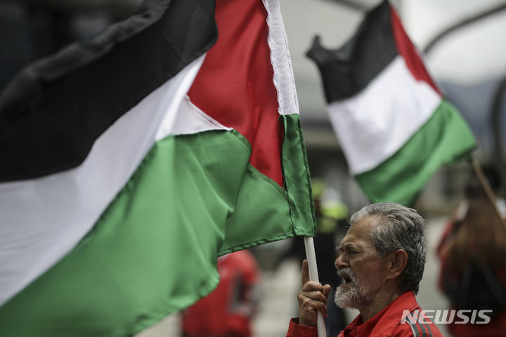 [보고타,콜롬비아=AP/뉴시스] 25일 오후 1시께(현지시간) 미국 워싱턴 주재 이스라엘 대사관 앞에서 현역 공군으로 확인된 남성이 팔레스타인 공격에 항의하며 분신을 감행했다고 이날 뉴욕타임스(NYT) 등이 보도했다. 사진은 콜롬비아 보고타 이스라엘 대사관 앞에서 전쟁에 반대하며 팔레스타인 국기를 들고 있는 시민. (*본문과 관련 없는 사진) 2024.02.26.