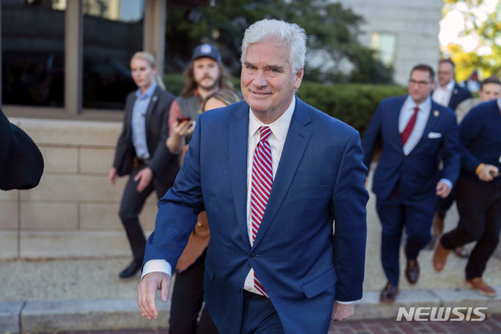 [워싱턴=AP/뉴시스] 연방준비제도(Fed·연준)가 중앙은행 디지털 화폐(CBDC)를 발행하는 것에 미국 의회가 제동을 걸었다. 사진은 CBDC 감시 방지법을 발의한 공화당 원내총무 톰 에머 하원 의원(미네소타)이 지난해 10월24일 미 워싱턴DC 국회의사당에서 취재진을 뒤로하고 걸어가는 모습. 2024.01.04.