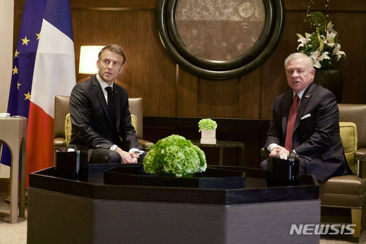 [암만=AP/뉴시스] 압둘라 2세 요르단 국왕이 수도 암만을 방문한 에마뉘엘 마크롱(왼쪽) 프랑스 대통령과&nbsp; 25일 회담을 하고있다.&nbsp; 28일에는 바레인 외무장관이 암만을 찾아 가자지구 전쟁에 아랍국가들이 합동대응할 것을 촉구했다. 2023.10.29.