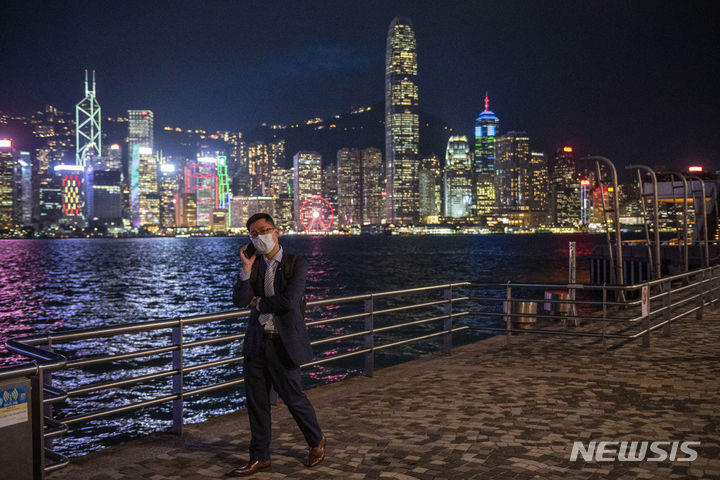 [홍콩=AP/뉴시스] 홍콩 경찰이 340억원 규모의 딥페이크 사기 사건 수사 결과를 2일(현지시간) 발표했다. 사진은 홍콩의 야경. 2024.02.05.