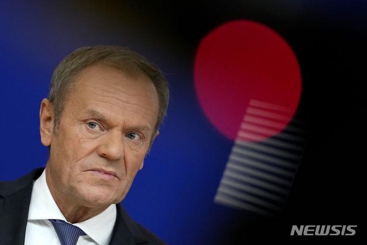 [바르사바=AP/뉴시스] 지난 15일(현지시간) 총선을 치른 폴란드가 오는 12월에야 내각을 수립할 수 있을 것으로 보인다. 안제이 두다 폴란드 대통령이 야권의 연립내각 출범 시기를 늦추려는 듯한 모양새를 취하고 있기 때문이다. 사진은 도날트 투스크 폴란드 시민연단(PO) 대표가 지난 25일(현지시간) 벨기에 수도 브뤼셀 유럽연합(EU) 본부에서 우르줄라 폰데어라이엔 EU 집행위원장과 회담에 앞서 기자회견을 하는 모습. 2023.10.27.