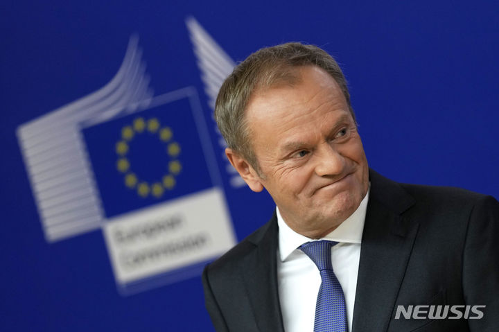 [바르사바=AP/뉴시스] 지난 15일(현지시간) 총선을 치른 폴란드가 오는 12월에야 내각을 수립할 수 있을 것으로 보인다. 안제이 두다 폴란드 대통령이 야권의 연립내각 출범 시기를 늦추려는 듯한 모양새를 취하고 있기 때문이다. 사진은 도날트 투스크 폴란드 시민연단(PO) 대표가 지난 25일(현지시간) 벨기에 수도 브뤼셀 유럽연합(EU) 본부에서 우르줄라 폰데어라이엔 EU 집행위원장과 회담에 앞서 기자회견을 하는 모습. 2023.10.27.