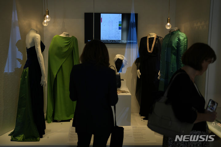 [아테네=AP/뉴시스] 10월 25일 개관 하루 전 공개된 아테네시의 마리아 칼라스 박물관에서 진열된 칼라스의 무대의상과 공연시의 장신구 등을 여성 관객 2명이 유심히 살펴보고 있다. 2023. 10.26. 