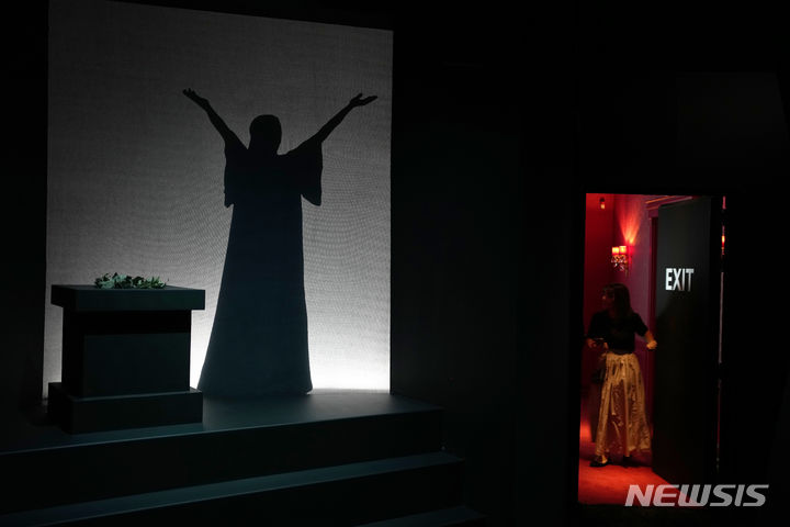 [아테네=AP/뉴시스] 25일 공개된 아테네의 마리아 칼라스 박물관에서 직원이 출입문을 열자 스크린 위에 칼라스의 모습이 떠오르고 있다. 올해 탄생 100주년을 맞아 그리스 정부는 갖가지 축하행사를 하고 26일부터 칼라스의 중요한 유품과 예술세계에 관한 기록을 박물관을 통해 공개한다. 2023.10.26. 