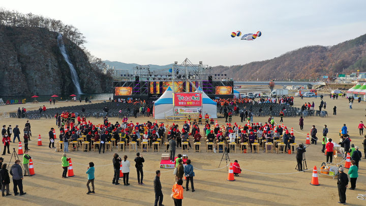 [안동=뉴시스] 지난 2022년 열린 청송사과축제(꿀잼 사과난타). (사진=경북도 제공) 2023.10.25 *재판매 및 DB 금지