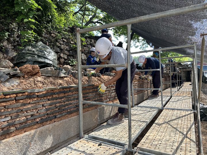 [서울=뉴시스] 창덕궁 인정전 배면 담장 호우피해 부분 와편 쌓기 중 (사진=문화재청 제공) 2023.10.25. photo@newsis.com *재판매 및 DB 금지