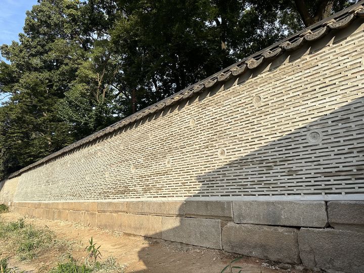 [서울=뉴시스] 창덕궁 인정전 배면 담장 호우피해 부분 해체 보수 완료 (사진=문화재청 제공) 2023.10.25. photo@newsis.com *재판매 및 DB 금지