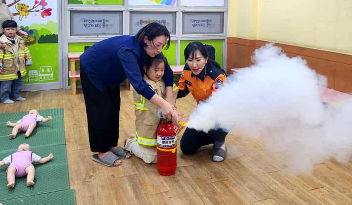 [광주=뉴시스] 광주 북부소방서는 지역 내 문예동산유치원 만 5세 이하 영유아 가족과 함께 소방안전교육을 했다고 25일 밝혔다. (사진=광주 북부소방 제공) 2023.10.25. photo@newsis.com *재판매 및 DB 금지