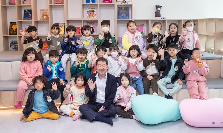 [증평=뉴시스] 강신욱 기자 = 이재영 충북 증평군수가 25일 증평군청 현관에 개소한 행복돌봄터 1호에서 첫 방문객인 어린이집 원아들과 함께 시간을 보내고 있다. (사진=증평군 제공) 2023.10.25. photo@newsis.com *재판매 및 DB 금지