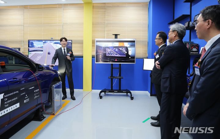  우사무엘교수(왼쪽)가 리빙랩에 대해 소개하고 있다. 단국대 제공