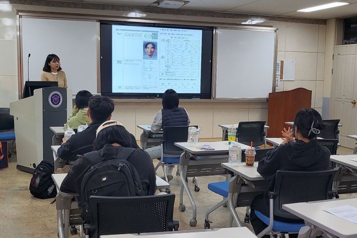 충북도립대학교에서 진행된 옥천군 치매안심센터의 ‘2023년 체험형 배회·실종 치매환자 발견 모의훈련’ 모습. *재판매 및 DB 금지