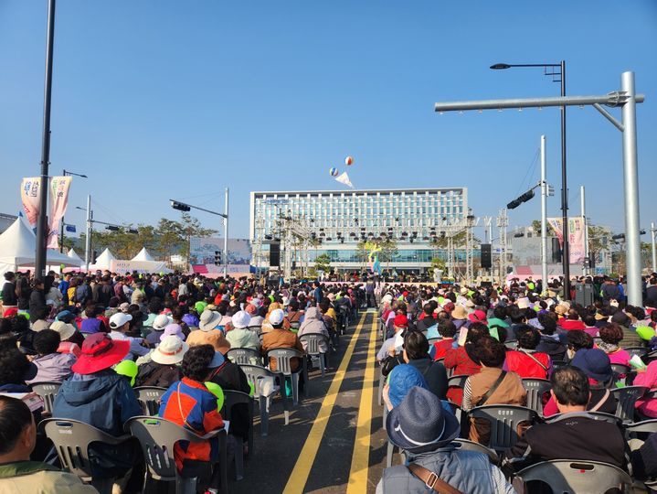 서천군은 25일 서천군청 앞 마당에서 신청사 개청식 및 군민의 날 행사를 가졌다. 2023. 10. 25 kshoon0663@newsis.com   *재판매 및 DB 금지