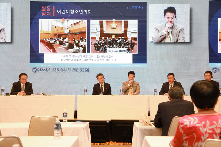 [서울=뉴시스]오언석(왼쪽 세번째) 도봉구청장이 제24회 한중일 우호교류 회의에서 도봉구 청소년 정책을 발표하고 있다.(사진=도봉구 제공) *재판매 및 DB 금지