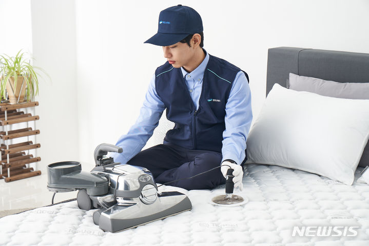[서울=뉴시스] 청호나이스 '매트리스 케어 서비스'. (사진=청호나이스 제공) 2023.10.25. photo@newsis.com