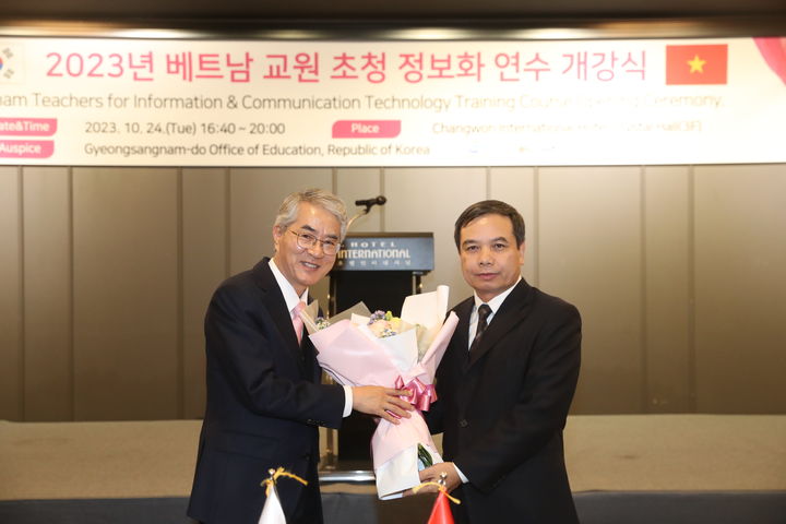 베트남 교육훈련부 호앙득민 부국장과 박종훈(왼쪽) 교육감 인사 모습 *재판매 및 DB 금지