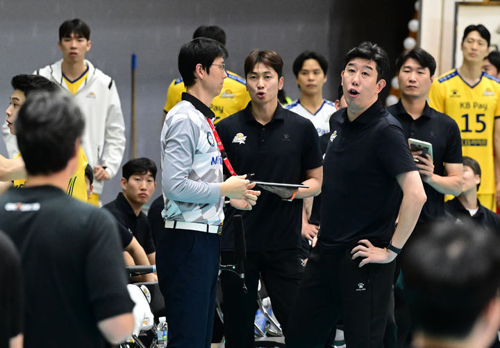 [서울=뉴시스] 심판에 항의하는 KB손해보험 후인정 감독(사진=한국배구연맹 제공) *재판매 및 DB 금지