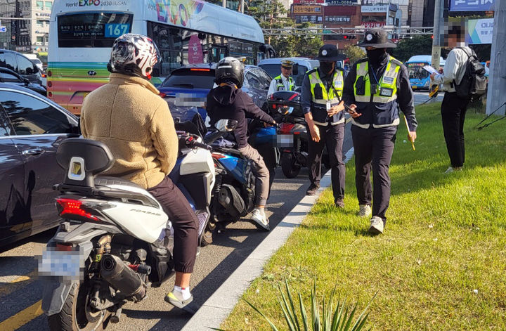 [부산=뉴시스] 25일 부산 부산진구 서면교차로에서 부산경찰 등이 이륜차 광역단속을 벌이고 있다. (사진=부산경찰청 제공) *재판매 및 DB 금지