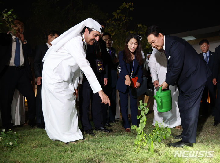 [도하=뉴시스] 전신 기자 = 카타르를 국빈 방문한 윤석열 대통령이 24일(현지시간) 도하 알 비다 공원에서 열린 국제원예박람회 한국관 개관식에 참석, 야외 정원을 찾아 카타르 국왕이 식수한 나무에 물을 주고 있다. 2023.10.25. photo1006@newsis.com