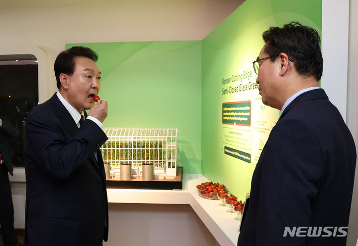 [도하=뉴시스] 전신 기자 = 카타르를 국빈 방문한 윤석열 대통령이 24일(현지시간) 도하 알 비다 공원에서 열린 국제원예박람회 한국관 개관식에 참석, 한국형 스마트 농업 전시관을 찾아 반밀폐온실 농산물 스테비아 토마토를 시식하고 있다. 2023.10.25. photo1006@newsis.com